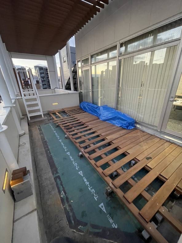 ウッドデッキ施工中